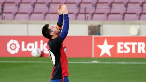 Lionel Messi celebra con la camiseta de Newells un gol del Barca en homenaje a Maradona.