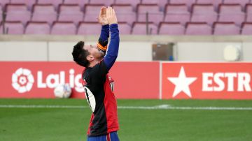 Lionel Messi celebra con la camiseta de Newells un gol del Barca en homenaje a Maradona.