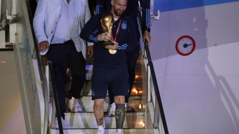Lionel Messi llega con la Copa del Mundo a Argentina.