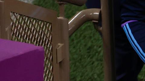 Lionel Messi saluda a la tribuna luego de la victoria sobre Croacia.