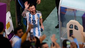 Lionel Messi saluda a la tribuna luego de la victoria sobre Croacia.