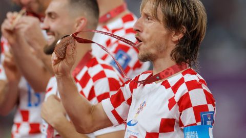 Luka Modric con la medalla del tercer puesto en el Mundial Qatar 2022.