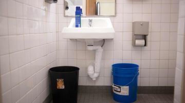 Maestros demandan a distrito escolar por la cámara oculta que un pervertido instaló en el baño de una escuela