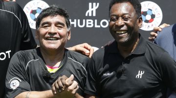 Maradona y Pelé en uno de sus varios encuentros.