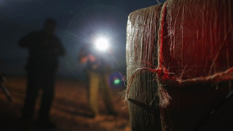 Las autoridades descubrieron 157 paquetes envueltos en cinta canela, los cuales presuntamente contienen marihuana