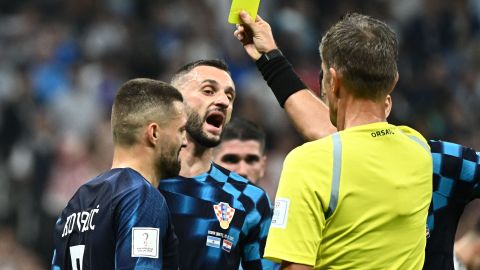 Mateo Kovacic es amonestado por Daniele Orsato en la semifinal entre Argentina vs Croacia.