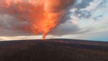 Erupción del volcán Mauna Loa en Hawaii el 30 de noviembre de 2022.