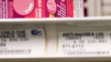 Medicamentos como Tylenol, Motrin, acetaminofeno, ibuprofeno y aspirina ahora se venden más caros