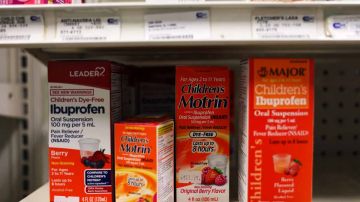 Medicamentos como Tylenol, Motrin, acetaminofeno, ibuprofeno y aspirina ahora se venden más caros