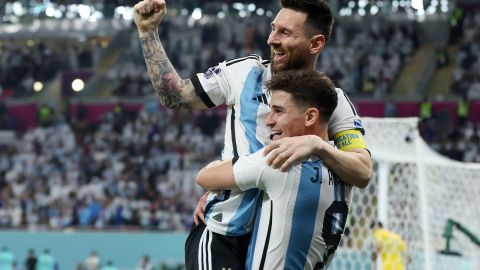 Messi y Julián Álvarez celebran el primer gol de Argentina contra Australia.