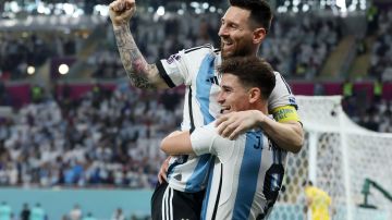 Messi y Julián Álvarez celebran el primer gol de Argentina contra Australia.
