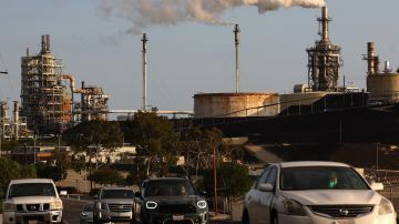 Newsom acusó a la industria petrolera de aumentar el precio de la gasolina y reveló un plan para limitar las ganancias de las refinerías