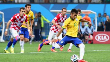 Neymar anotando de penal a Croacia en el Mundial 2014.