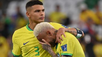 Neymar es cosolado por Thiago Silva luego de la derrota ante Croacia.