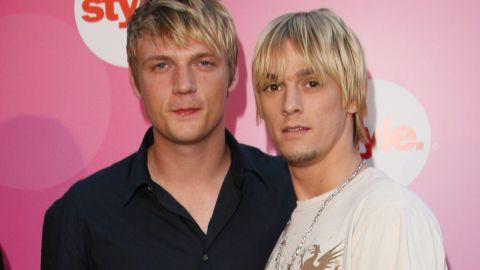 Nick Carter, integrante de Backstreet Boys, junto a su ahora fallecido hermano Aaron Carter en 2011.