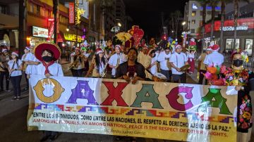 La comunidad oaxaqueña  participa en el desfile navideño que se realiza en Hollywood cada año. (Cortesía)