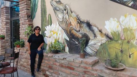 Patricia Santos viajó de Estados Unidos a Ciudad Obregón, Sonora en México para disfrutar a su familia en Navidad. Posa junto al mural del artista Víctor Manuel Ramírez Ramos en Cócorit, Sonora.(Cortesía)