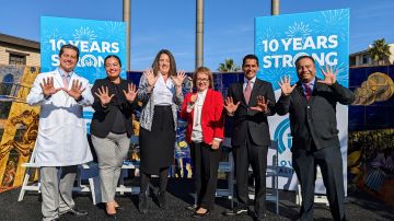 Funcionarios electos y lideres de la salud celebraron los 10 años de Covered California. (Jacqueline García/La Opinión)