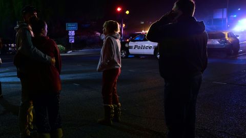 Padre latino de Los Ángeles abatido por policías luego de atrincherarse un día con su bebé a quien apuntaba en la cabeza