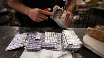 Par de traficantes vendieron 123,138 pastillas de oxicodona falsa mezclada con fentanilo en la web oscura