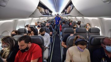 Pelea entre dos pasajeros indios en pleno avión se vuelve viral