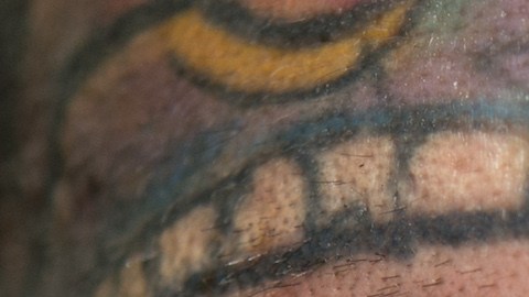 Persona con los ojos tatuados