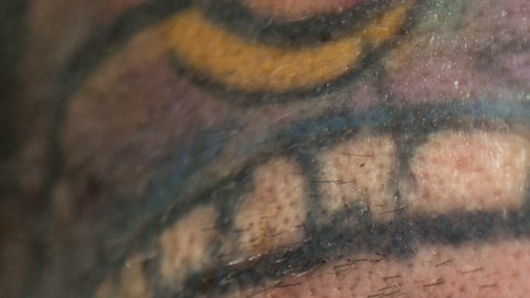Persona con los ojos tatuados
