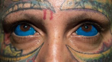 Persona con los ojos tatuados