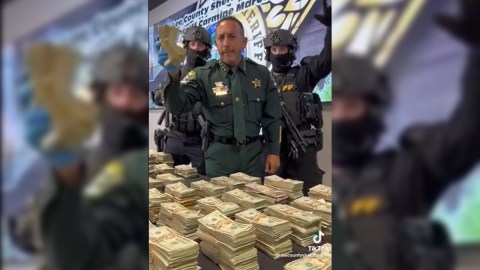 Policías de Florida bailando