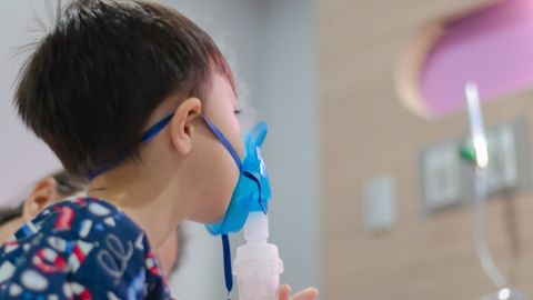 Gripe, COVID y RSV en EE.UU.: por qué sí debieras usar mascarilla de nuevo en lugares cerrados