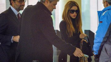 Shakira llegando a firmar un acuerdo con el padre de sus hijos y ex pareja, Gerard Piqué.