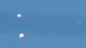 Thiago Almada con la Copa del Mundo en las calles de Argentina.