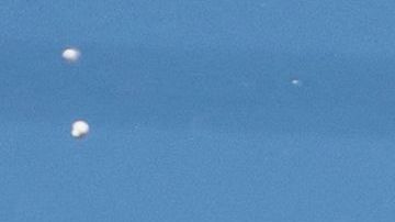 Thiago Almada con la Copa del Mundo en las calles de Argentina.