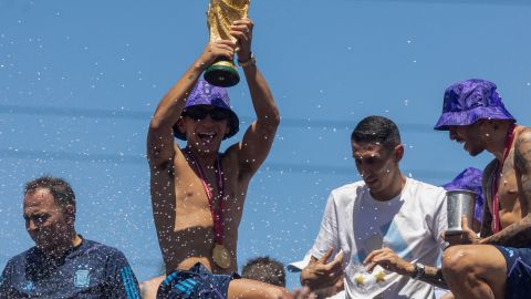 Thiago Almada con la Copa del Mundo en las calles de Argentina.