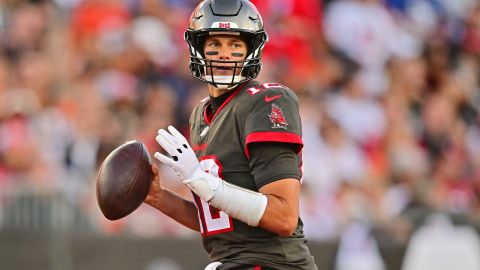 Tom Brady jugaría otra temporada en la NFL.