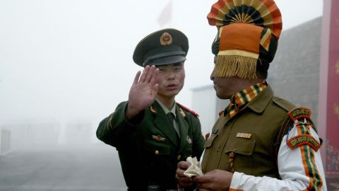Tropas de India y China se enfrentan