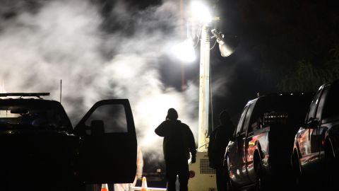 Un camión con la leyenda Toyo Tires se volteó en una rampa y aterrizó sobre una SUV y otro camión de un accidente previo en el cruce de las autopistas 14 y 5 en Santa Clarita provocando tres heridos