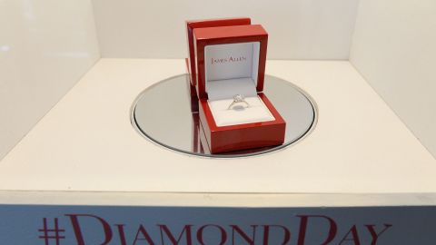 Una pareja encuentra su anillo de compromiso perdido por 21 años