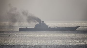 Único portaaviones de Rusia, el almirante Kuznetsov, arde en llamas en misterioso incendio