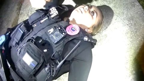 VIDEO: Policía de Florida casi pierde la vida por sobredosis tras exponerse a fentanilo en una revisión