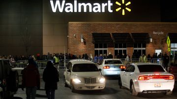 VIDEO: Policía dispara fatalmente contra mujer que retuvo a empleada de Walmart como rehén