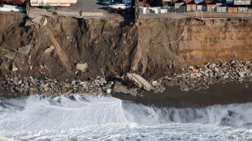 Video aéreo captó acantilado del sur de California derrumbándose en la playa