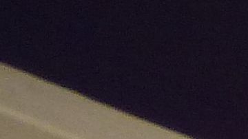 Video muestra a transeúntes rescatando a un conductor atrapado después de que el auto volcara en la autopista