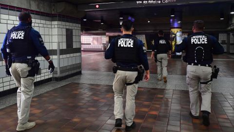 Video muestra a un hombre armado con un rifle ingresando a sección segura de la estación de policía de Rialto