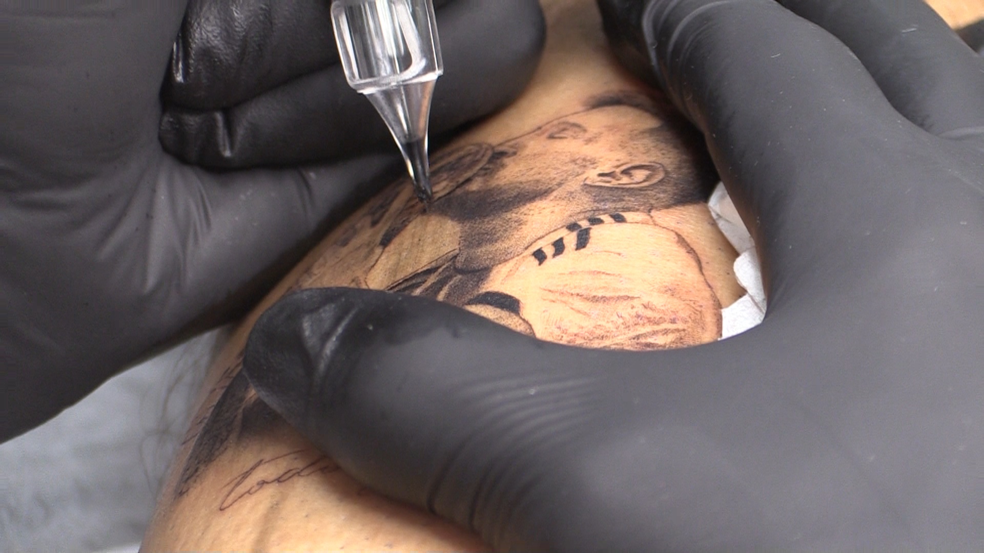 Influencer colombiano se arrepintió de tatuarse el nombre de Messi en la cara y ahora lo quiere borrar (Video) - La Opinión