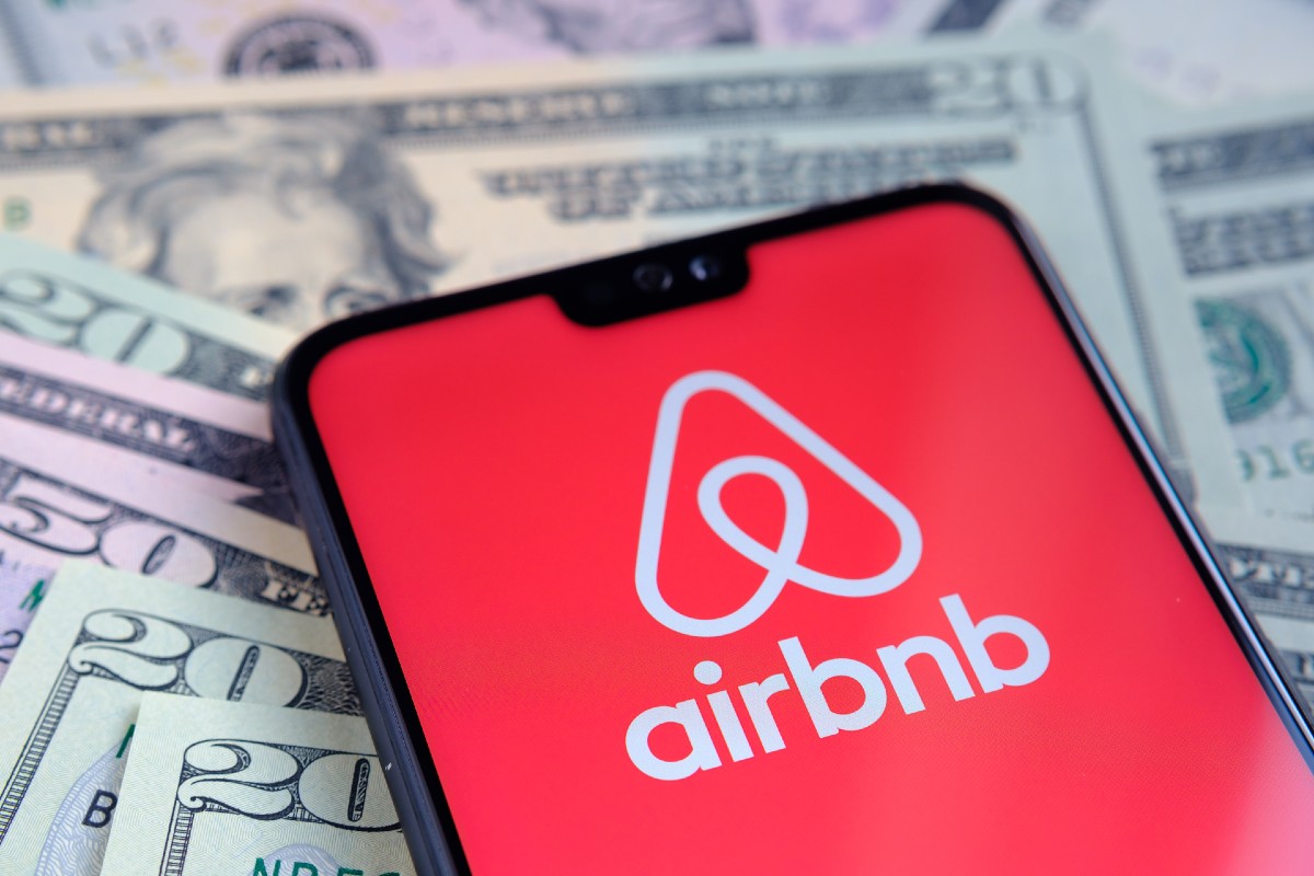 Según Airbnb, los arrendatarios que ya han alojado a usuarios de la plataforma han tenido un ingreso promedio mensual de $900 dólares.