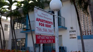 Imagen de un letrero de alquiler colocado frente a un apartamento.