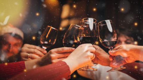 El brindis es un ritual de fin de año para saludar el Año Nuevo.