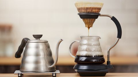 Quienes beben café o té o ambos en forma habitual tienden a vivir más que las personas que no lo hacen.