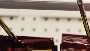 Imagen de un estante en el que se observan paquetes de chicles de la marca Trident.